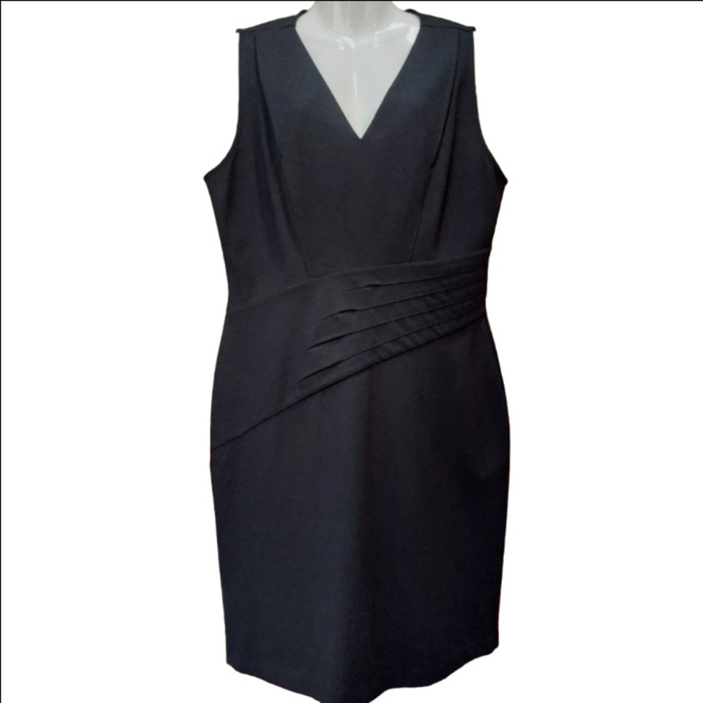 -- Kenneth Cole Reaction Black Vneck Dress Women's Size 8